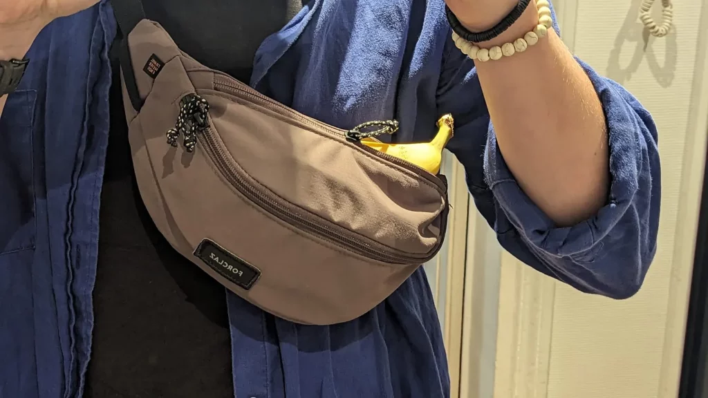 une photo d'une banane avec une banane le fruit, rangé à l'intérieur