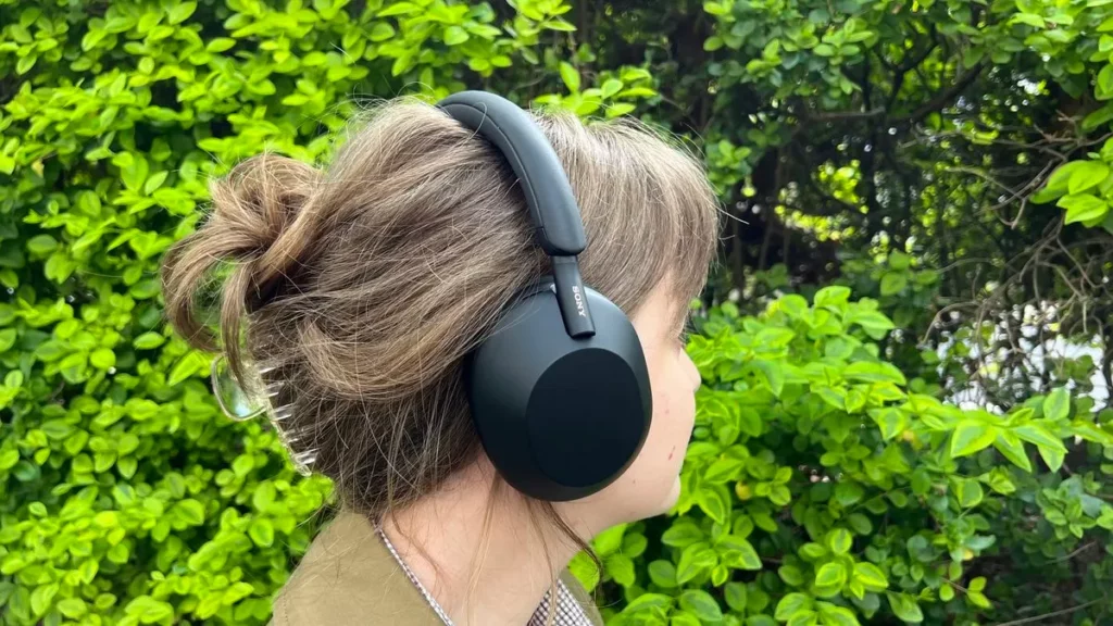 une photo d'un femme tdah qui porte un casque réducteur de bruit
